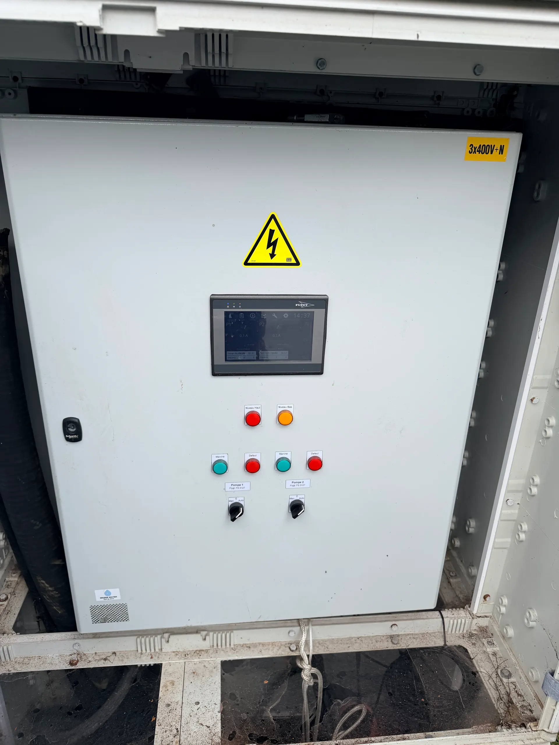 Schakelkast van de twee pompen met supervisiescherm, controlelampjes en schakelaars manueel / automatisch
