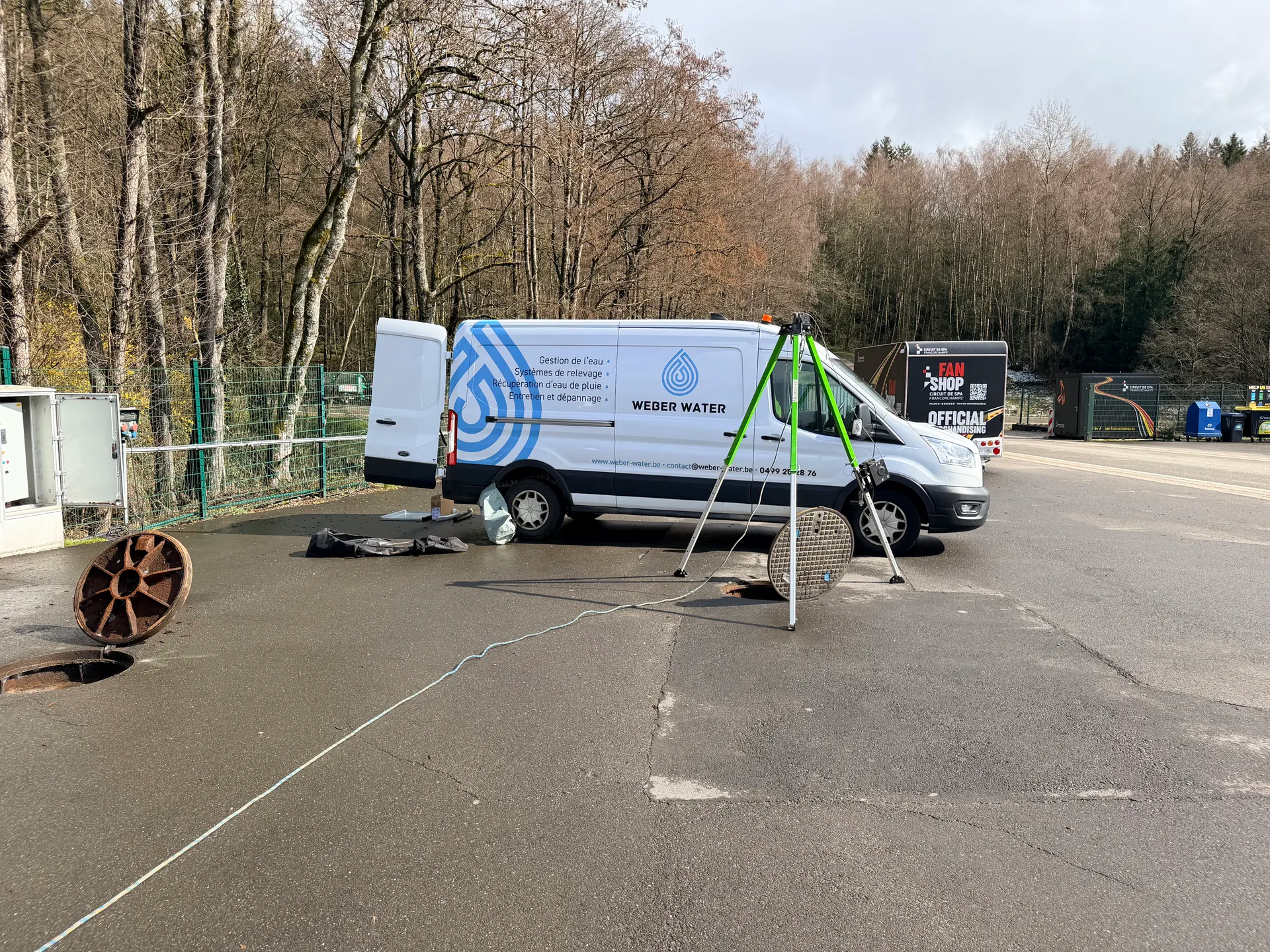 Bestelwagen van Weber Water en veiligheidsdriepoot boven een geopende pompput op het circuit van Spa-Francorchamps